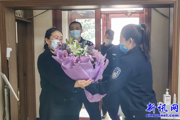 两会精神传警营 警民共建一家亲
