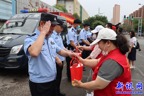 警民鱼水情，爱心企业送物资